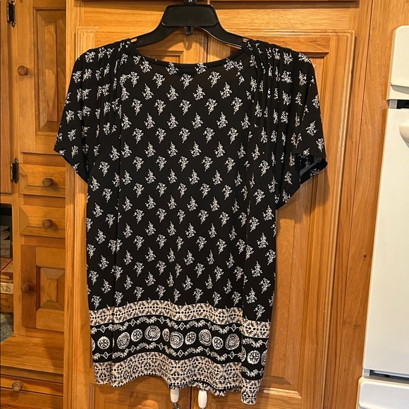 Black and white design top. Great for work to casual! - Picture 2 of 4